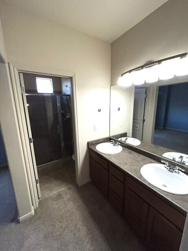 Building Photo - Spacious 6-Bedroom Home with 2 Kitchens in...