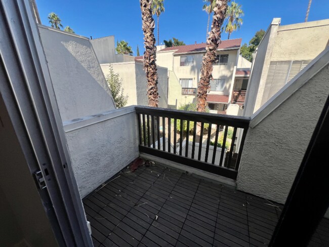 Building Photo - 2200 Laguna Cir