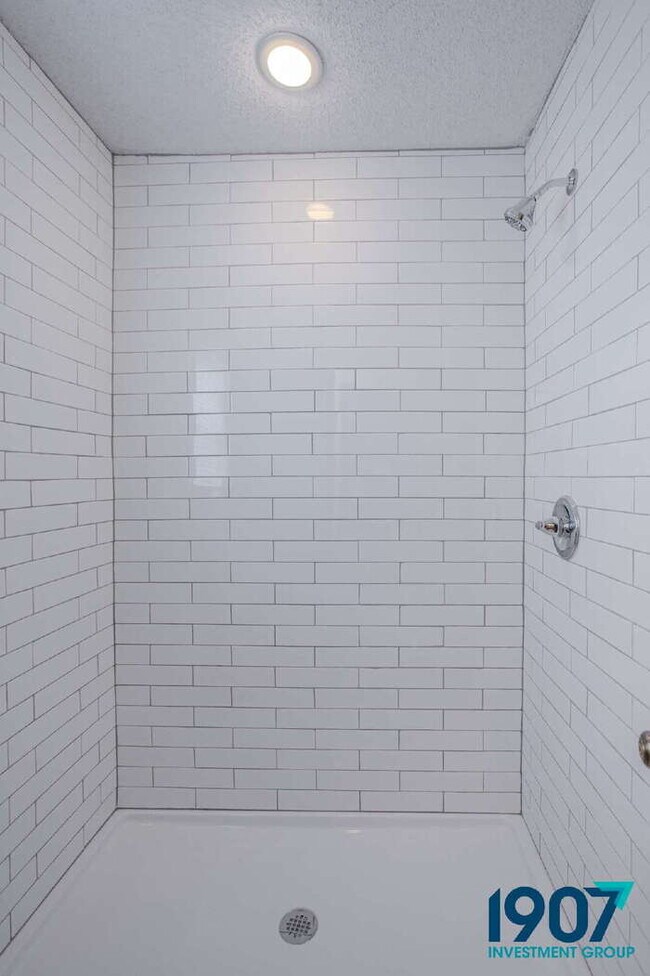 Building Photo - Charming Brick Home with Modern Updates and Large Backyard in Moore!