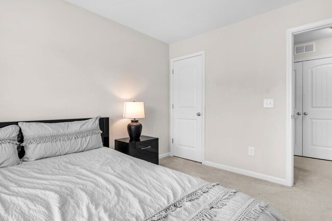Building Photo - 4 bedroom 2.5 bathroom home close to beaches, shopping, and Marine Corps Bases.