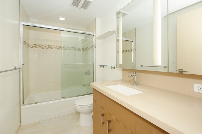 Building Photo - Keauhou Place 3001 - Convenient City Living in Kakaako!