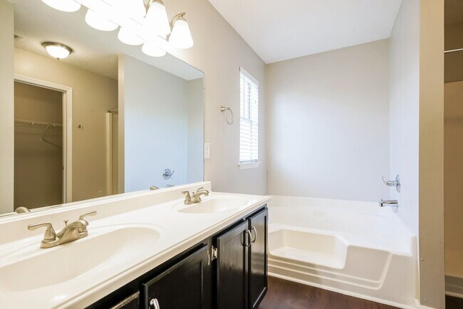 Building Photo - 405 Randall Ln