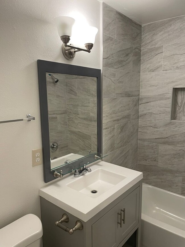 Building Photo - Newly Remodeled 2 BR Apartment in Baldwin ...