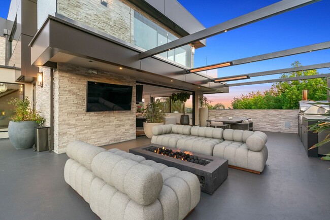 Building Photo - Prestigious Hollywood Hills Home for Rent