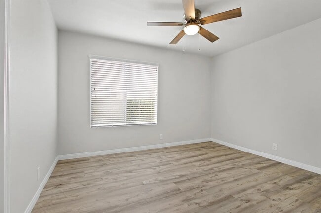 Building Photo - 148 N Roth Ln