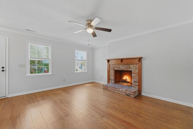 Building Photo - Charming Mount Pleasant Townhouse
