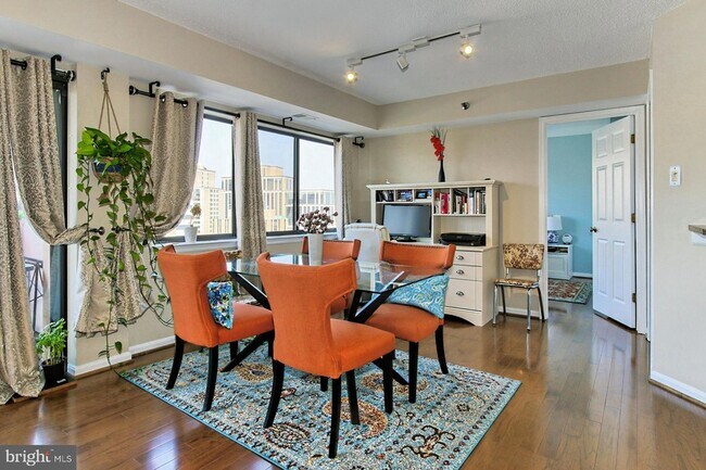 Building Photo - 1301 N Courthouse Rd