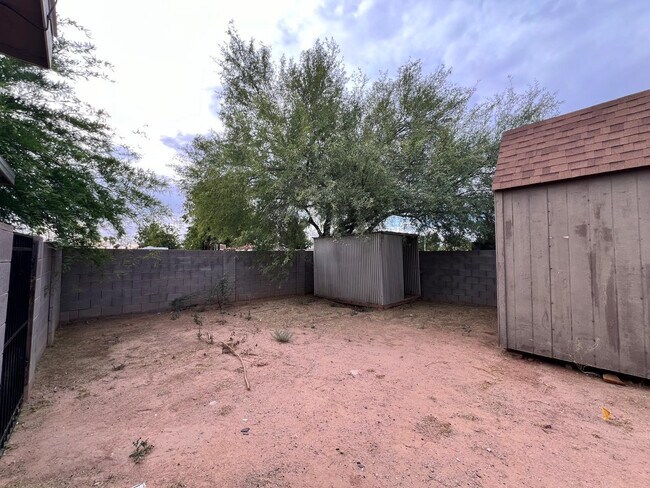 Building Photo - 7826 E Juanita Ave
