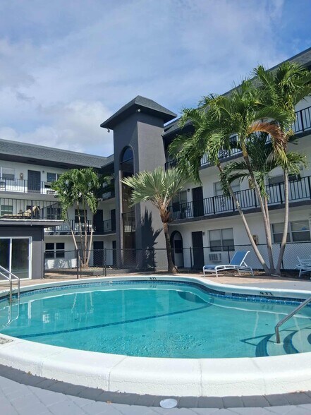 Building Photo - 1100 NE 9th Ave