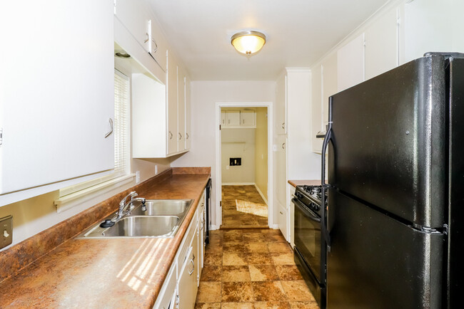 Building Photo - 9811 Temple Dr