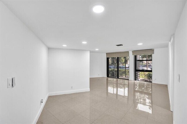 Building Photo - 20400 W Country Club Dr