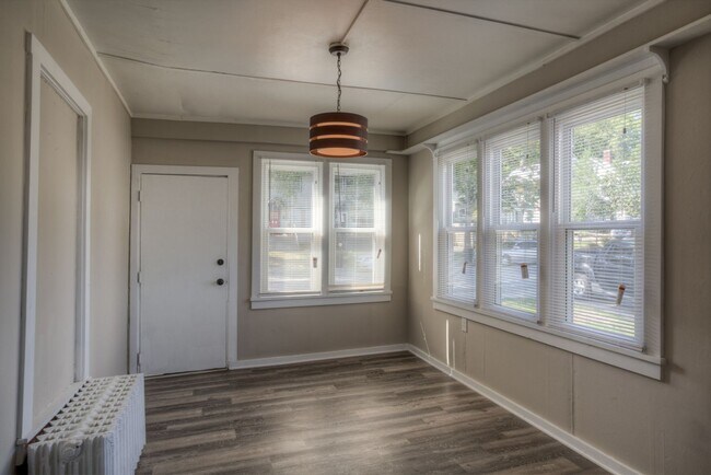 Building Photo - 5 Bedroom 2.5 Bath Midtown Home