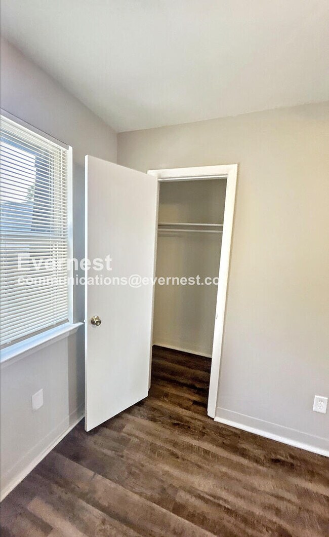 Building Photo - 1512 11th Ave N