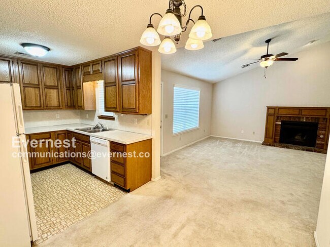 Building Photo - Lovely 2-Bedroom Home with Modern comforts...
