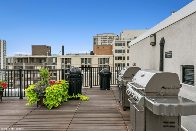 Building Photo - 1339 N Dearborn St