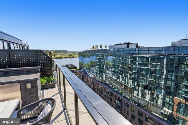 Building Photo - 1300 4th St SE