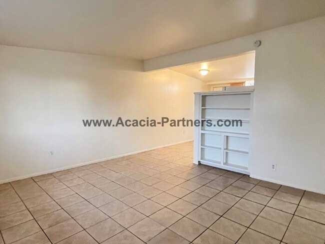 Building Photo - Two Bedroom/One Bath