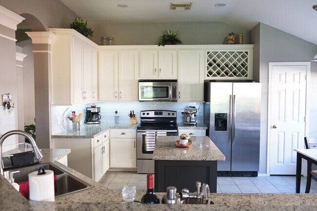 Building Photo - 4622 Forest Home Dr