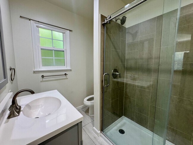 Building Photo - Large front unit apartment with patio