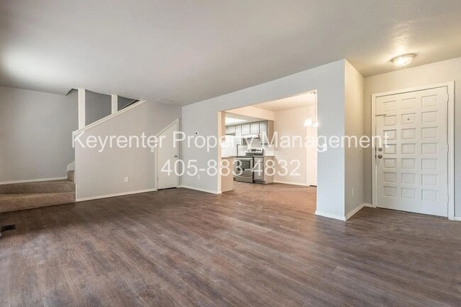 Building Photo - Beautiful 2BD/2.5 BTH Home Right off of NW Expressway and Shopping Areas