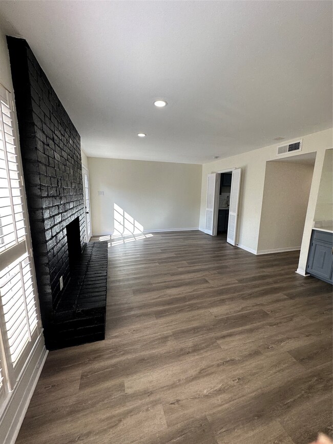 Building Photo - 10378 Briar Forest Dr