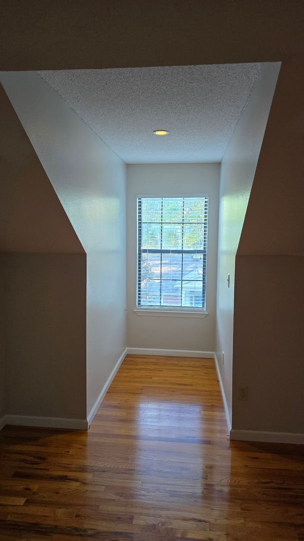 Building Photo - Beautiful Large home off of Mahan