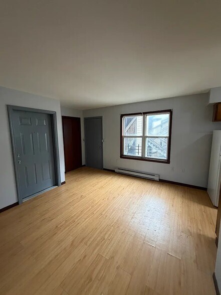 Building Photo - 352 S 6th St