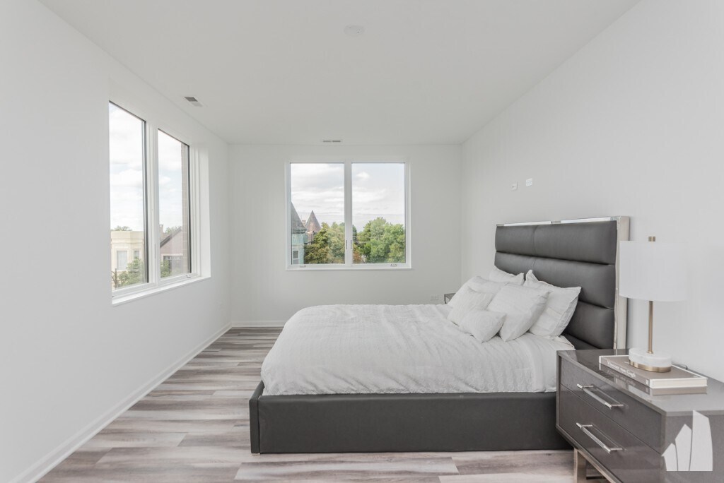 Building Photo - 2534 W Fullerton Ave