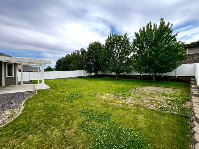 Building Photo - Home in West Valley with garage & back yard!