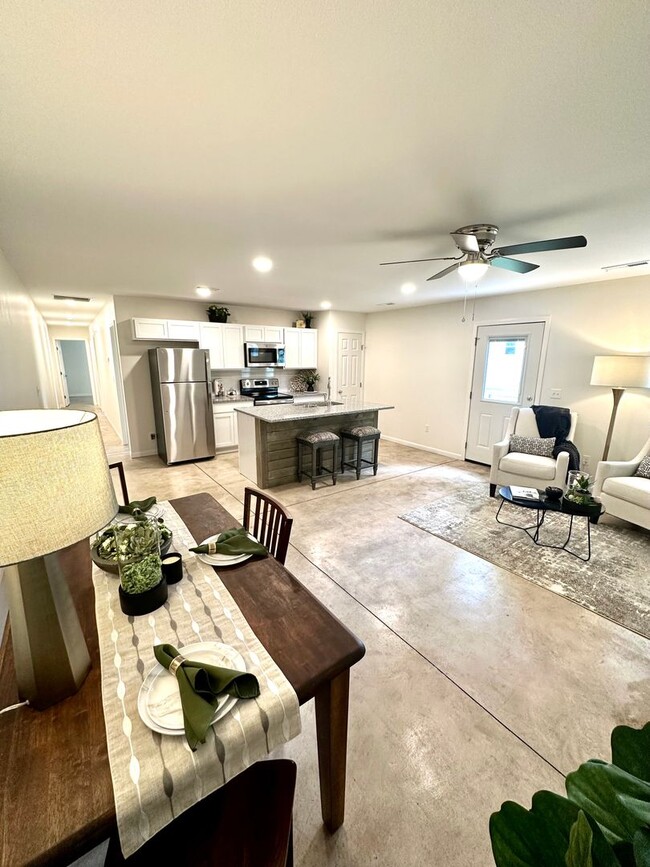 Building Photo - UPDATED  DUPLEX!!! with Garage
