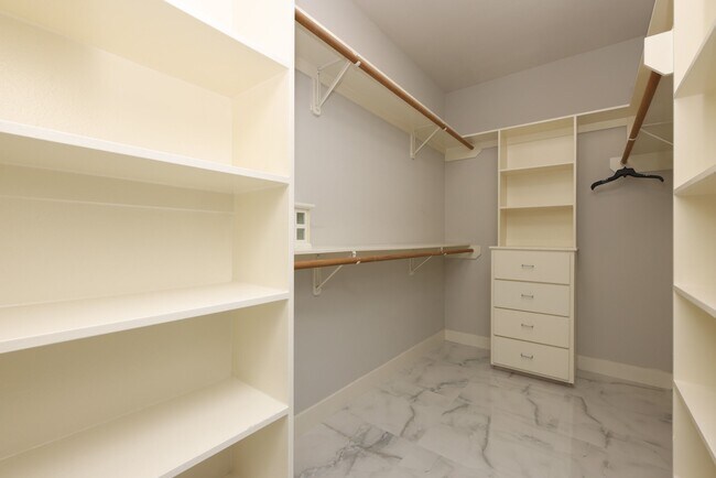 Building Photo - 9715 Riddlewood Ln
