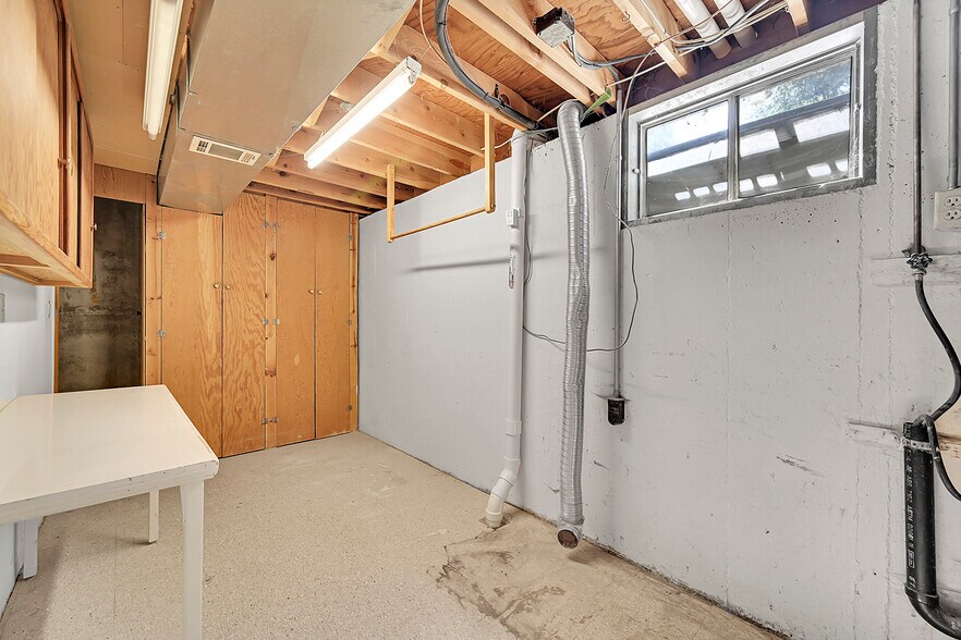 Building Photo - 2742 W 22nd Street Dr