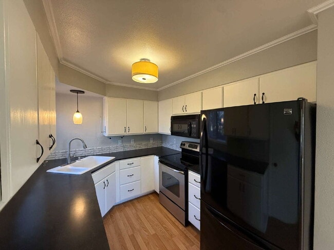 Building Photo - 1495 Lake Dr