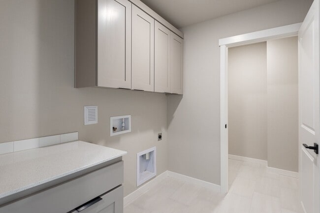 Building Photo - 5 Bdrm 3 bath  Located in the Lodges at Bachelor Village  -  available February 2026