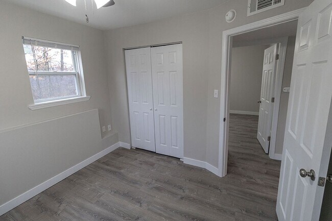 Building Photo - Fully Updated 2 BDR Apartment