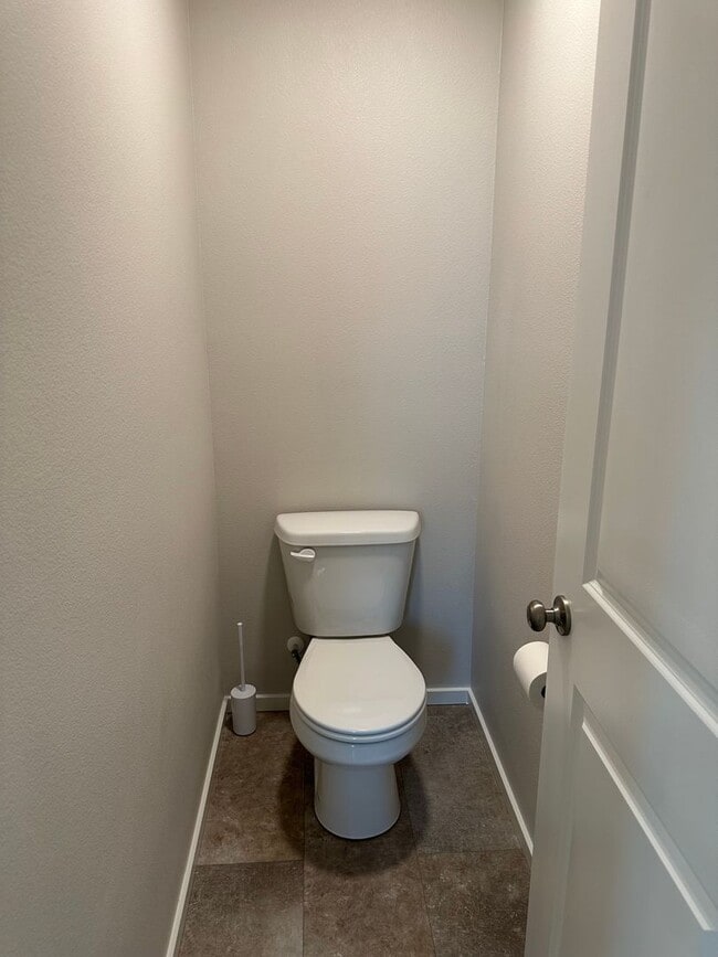 Building Photo - Newer 4 bedroom 2.5 bathroom house!