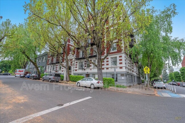Building Photo - 1811 NW Couch St
