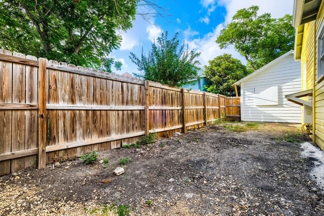 Building Photo - Beautifully Remodeled Dignowity Hills Home | Minutes to The Pearl, Downtown & Parks!