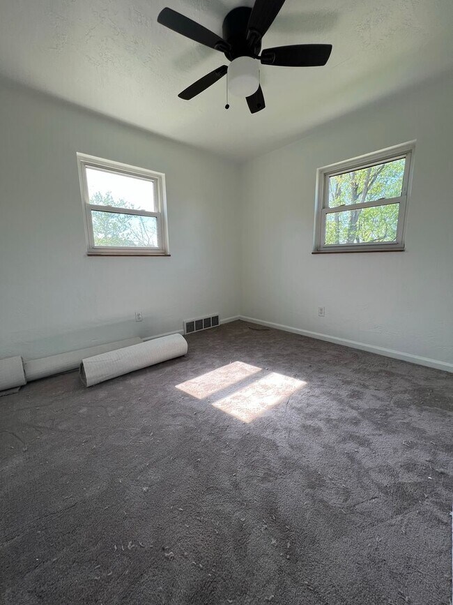 Building Photo - Modern 3 bedroom, 1.5 bathroom home in Bethel Park