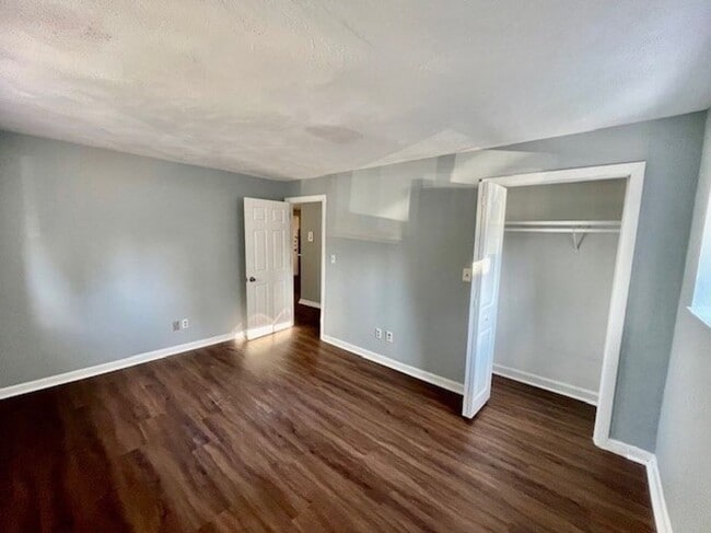 Building Photo - Fresh 1 Bedroom Corner Condo with 2 Off Street Parking Spaces