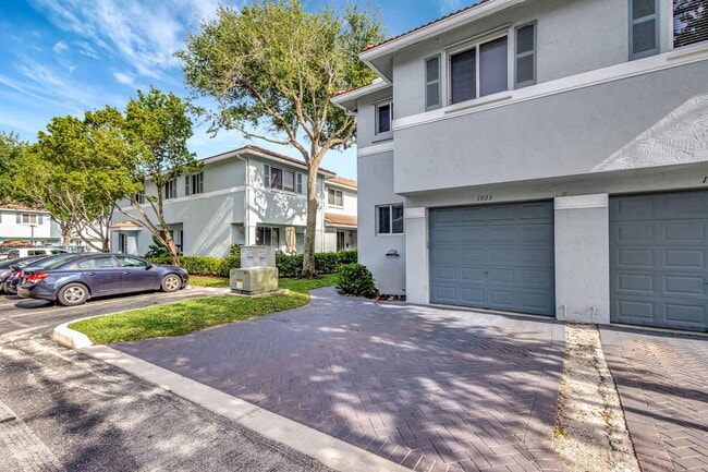 Building Photo - 1923 Alamanda Way