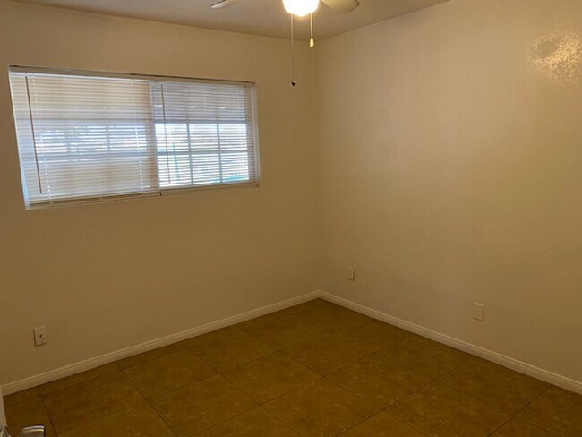 Building Photo - 3 bedroom house with breezy backyard and v...