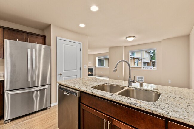 Building Photo - 4Bd/3.5Ba Mountlake Terrace Townhouse