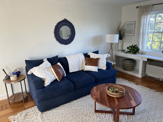 Building Photo - 1624 W Abingdon Dr