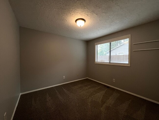 Building Photo - Charming 3-Bed, 2-Bath Retreat!