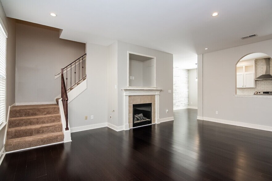 Building Photo - 4902 Longleaf Oak Cove