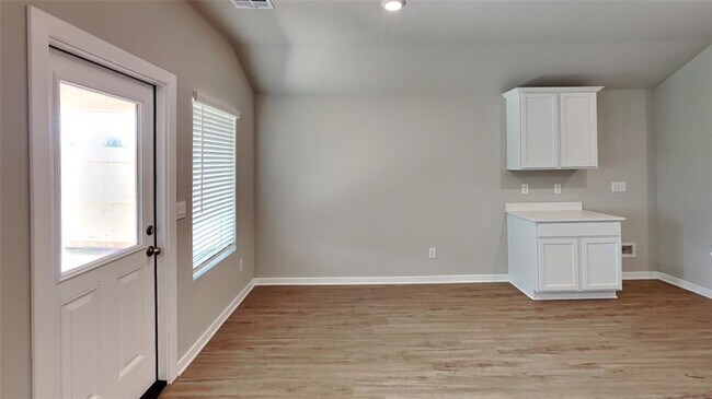 Building Photo - 2933 Ember Dr
