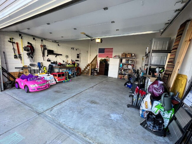 Building Photo - Spacious 4 bedroom home with POOL in sought after neighborhood and schools.