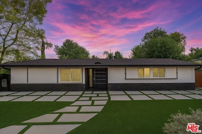 Building Photo - 20412 Oxnard St