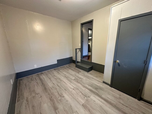 Building Photo - Move -in Special: Charming 3-Bedroom, 1-Ba...